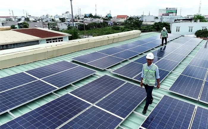 Kỹ sư kiểm tra hệ thống điện mặt trời áp mái
